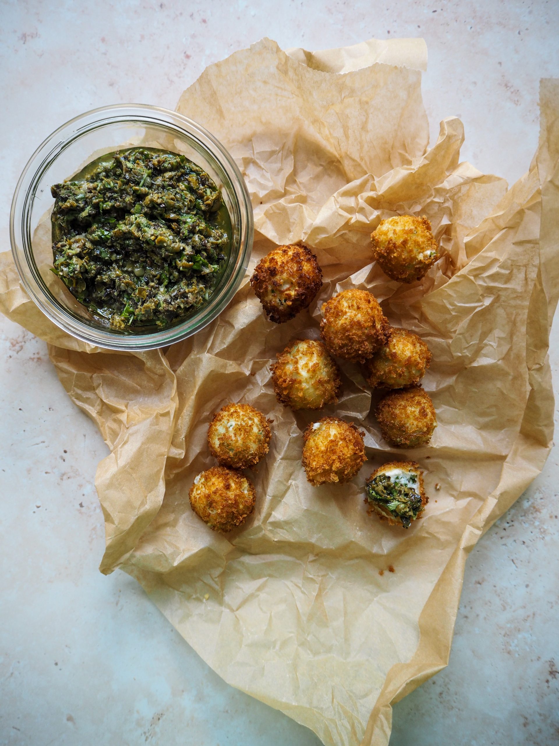 Gedeostkugler med tapenade