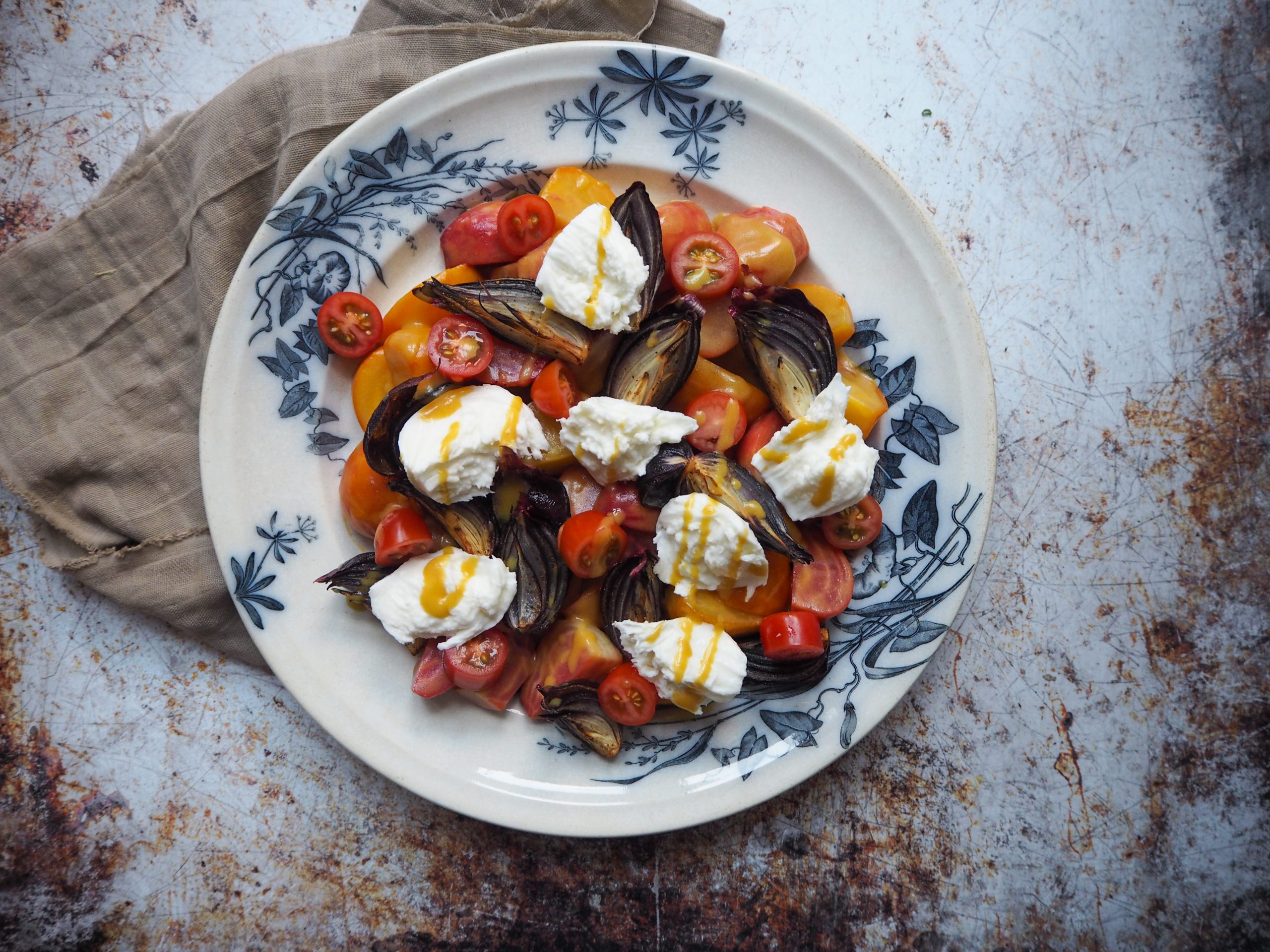 Bedesalat med mozzarella og bagte løg