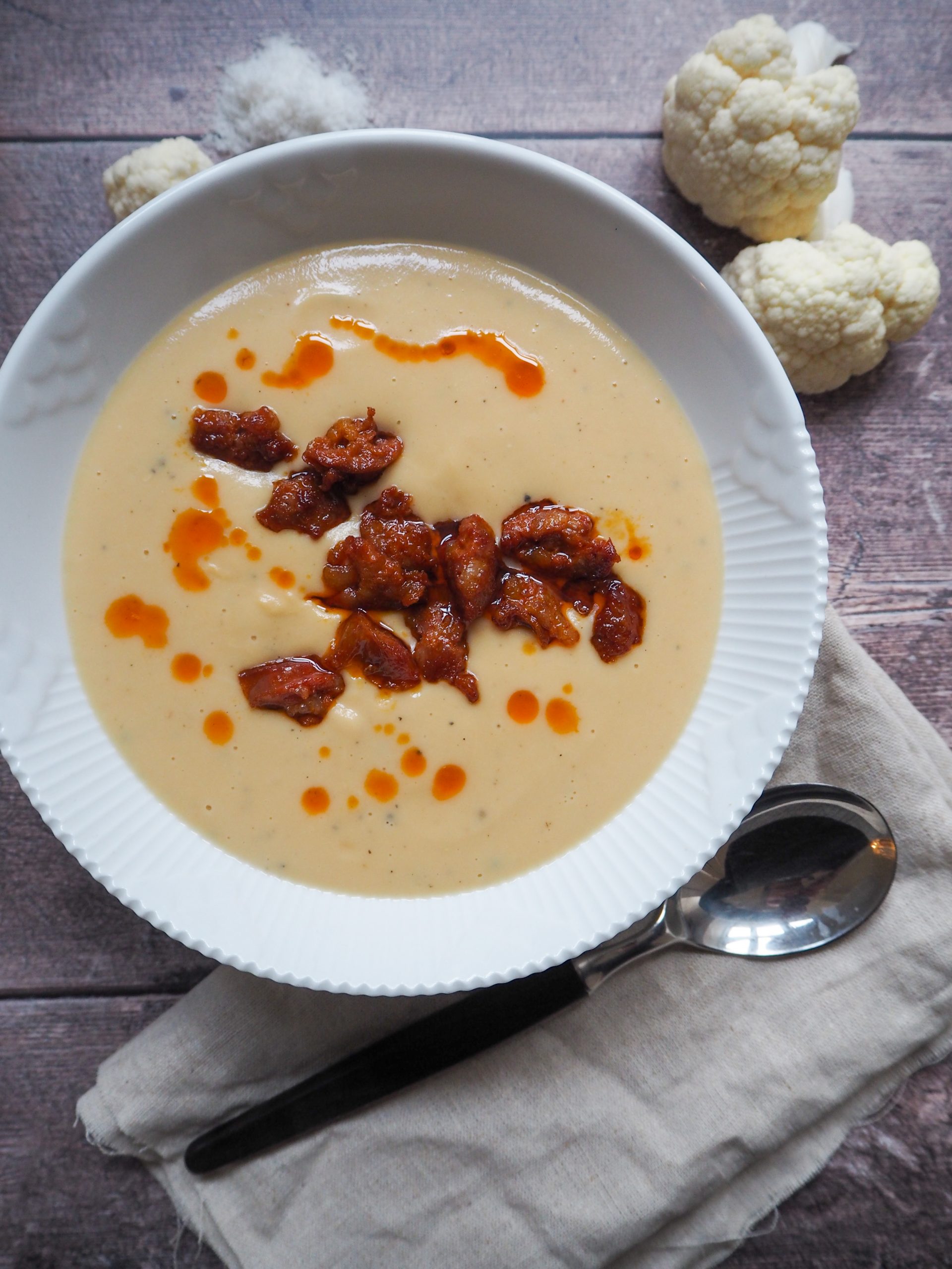 Cremet blomkålssuppe med cheddar og chorizo