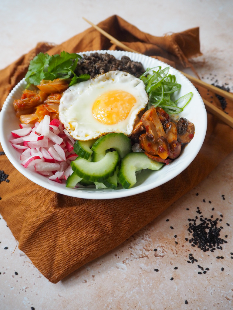Bibimbap med oksekød og kimchi