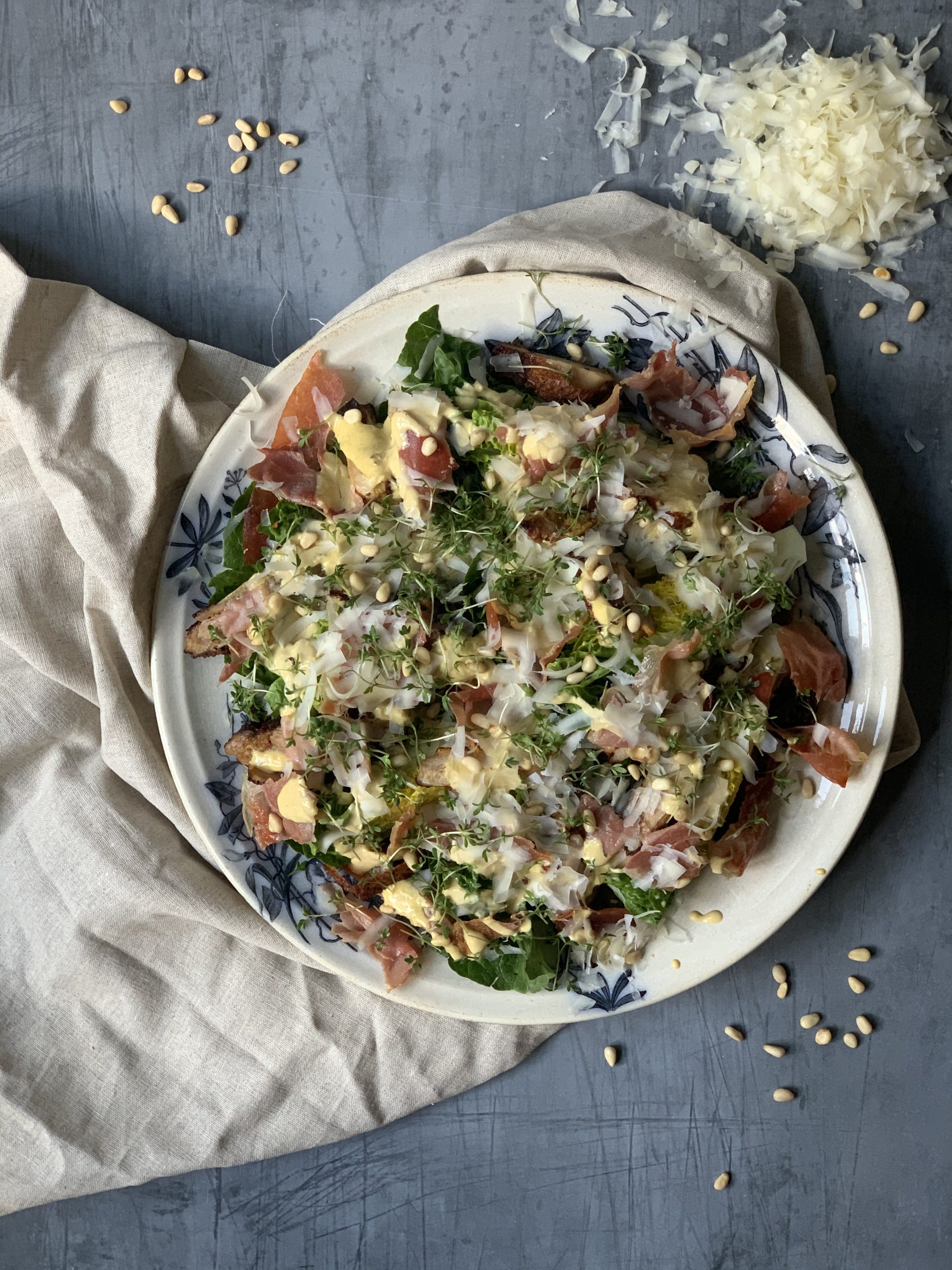 Cæsarsalat med parmaskinke og verdens bedste dressing