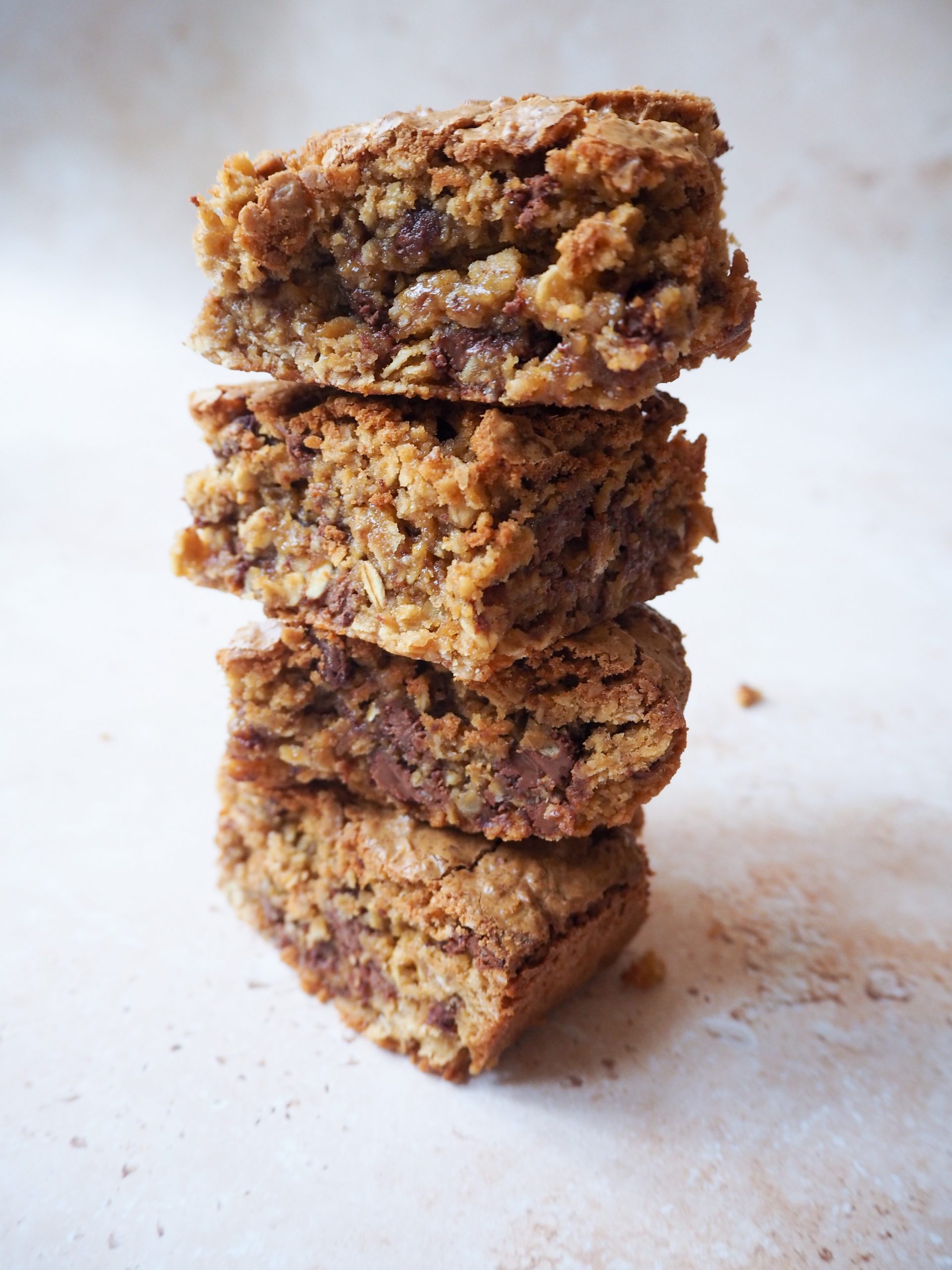 Cookiebars med chokolade og havre