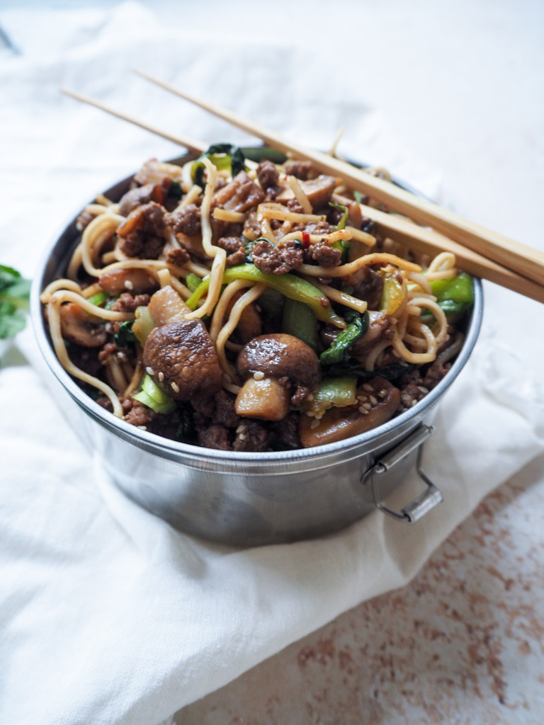Nudler med oksekød, grønt og hoisin