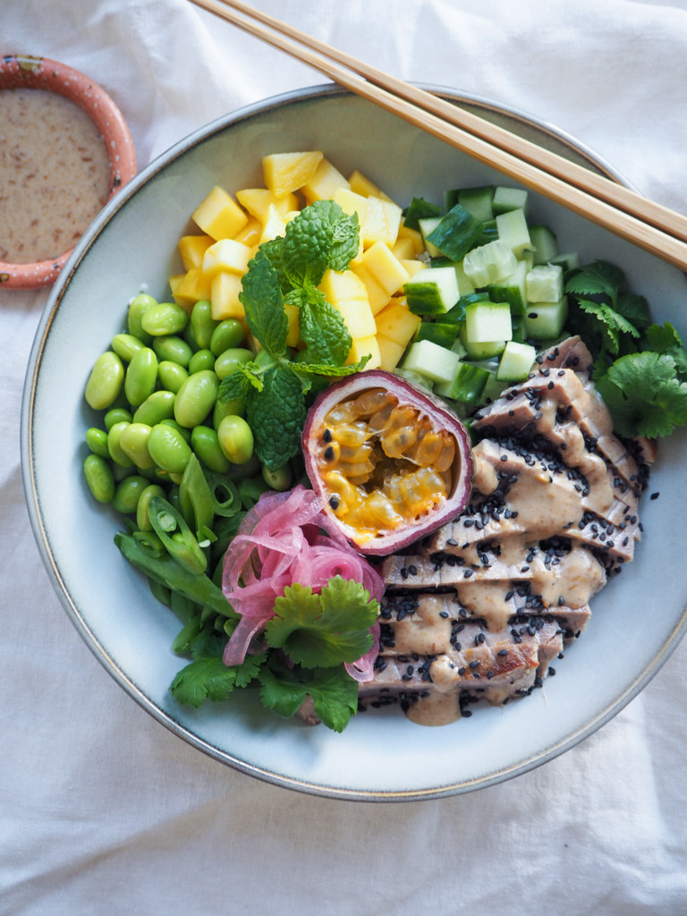Pokebowl med lynstegt tun, mango og grønt