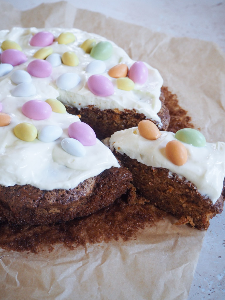 Svampet gulerodskage med den bedste frosting