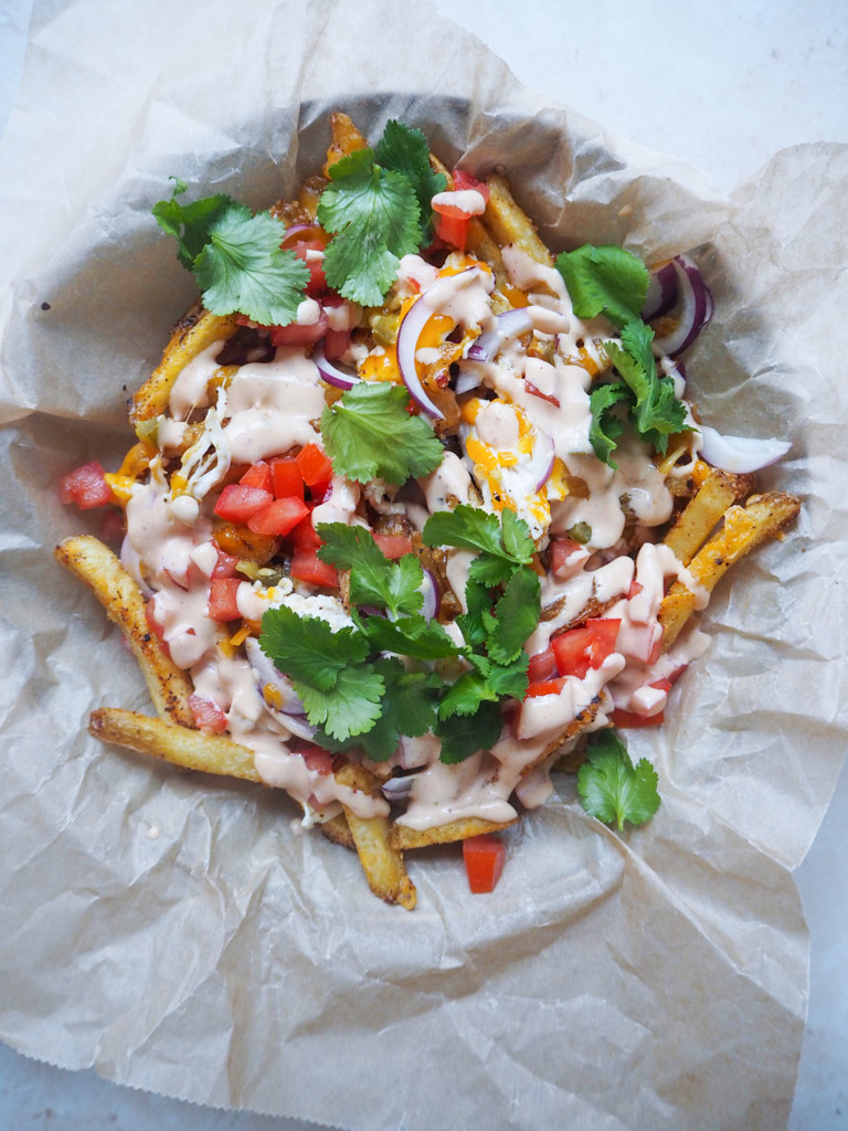 Loadede fries med cheddar, chili og chipotlecream