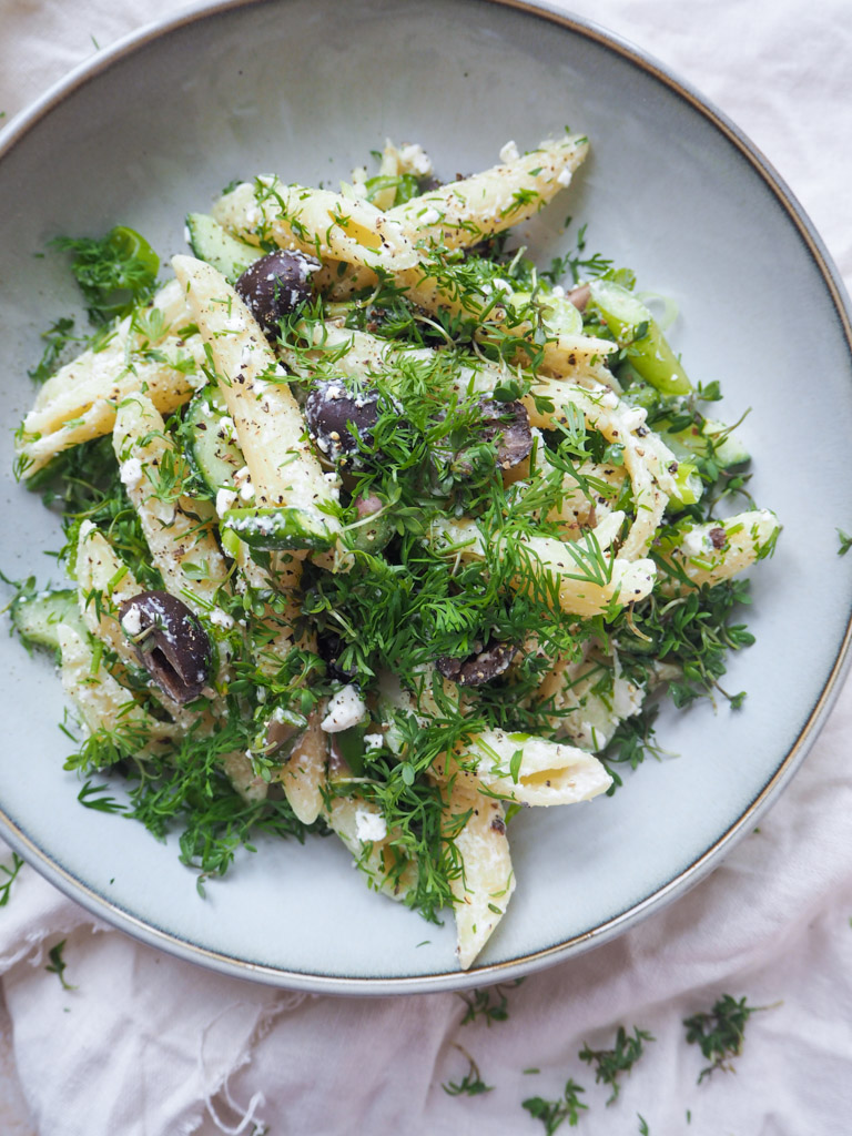 Pastasalat med hytteostcreme, asparges og oliven