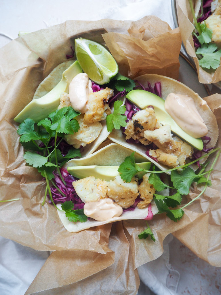 Fish tacos med chipotlemayo og syrlig kål