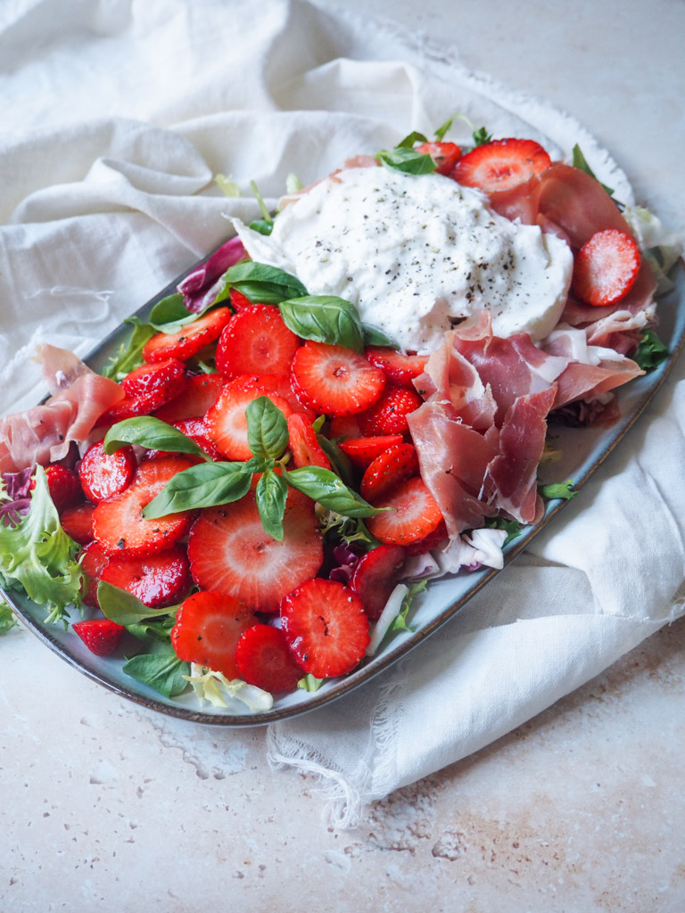 Sommerlig jordbærsalat med Burrata og parmaskinke