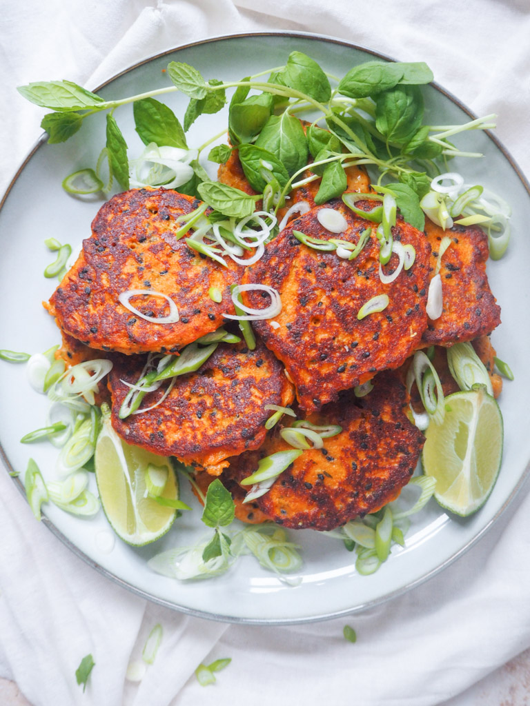 Spicy thai-fiskedeller med sesam og rød karry