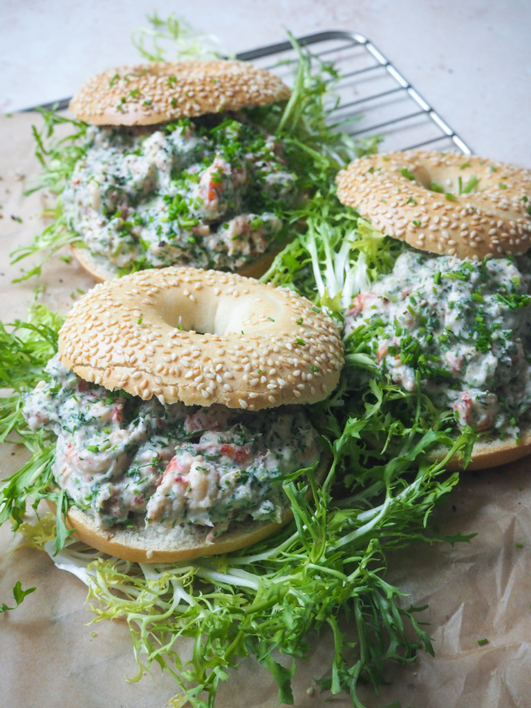 Krebsehalesalat med laks og urter
