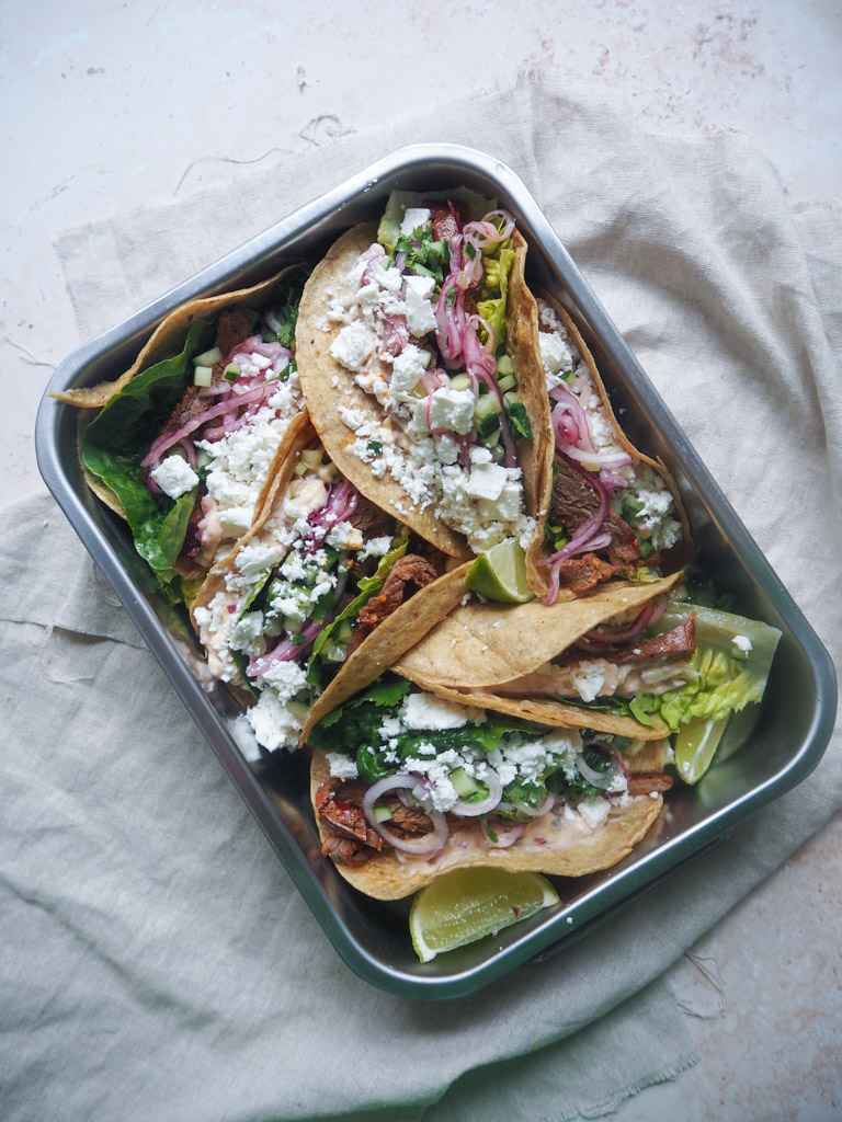 Beeftacos med jalapeñomayo og rødløgssalsa