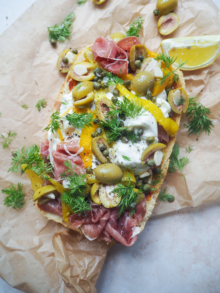 Loaded Focaccia med burrata, grønt og parmaskinke