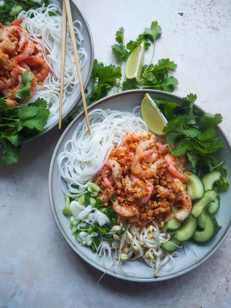 Nudelsalat med spicy peanutrejer