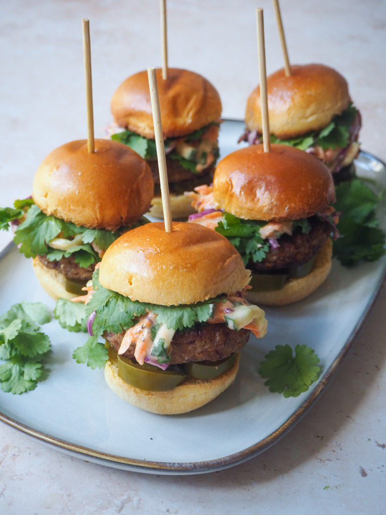 Spicy delle-sliders med asiatisk coleslaw