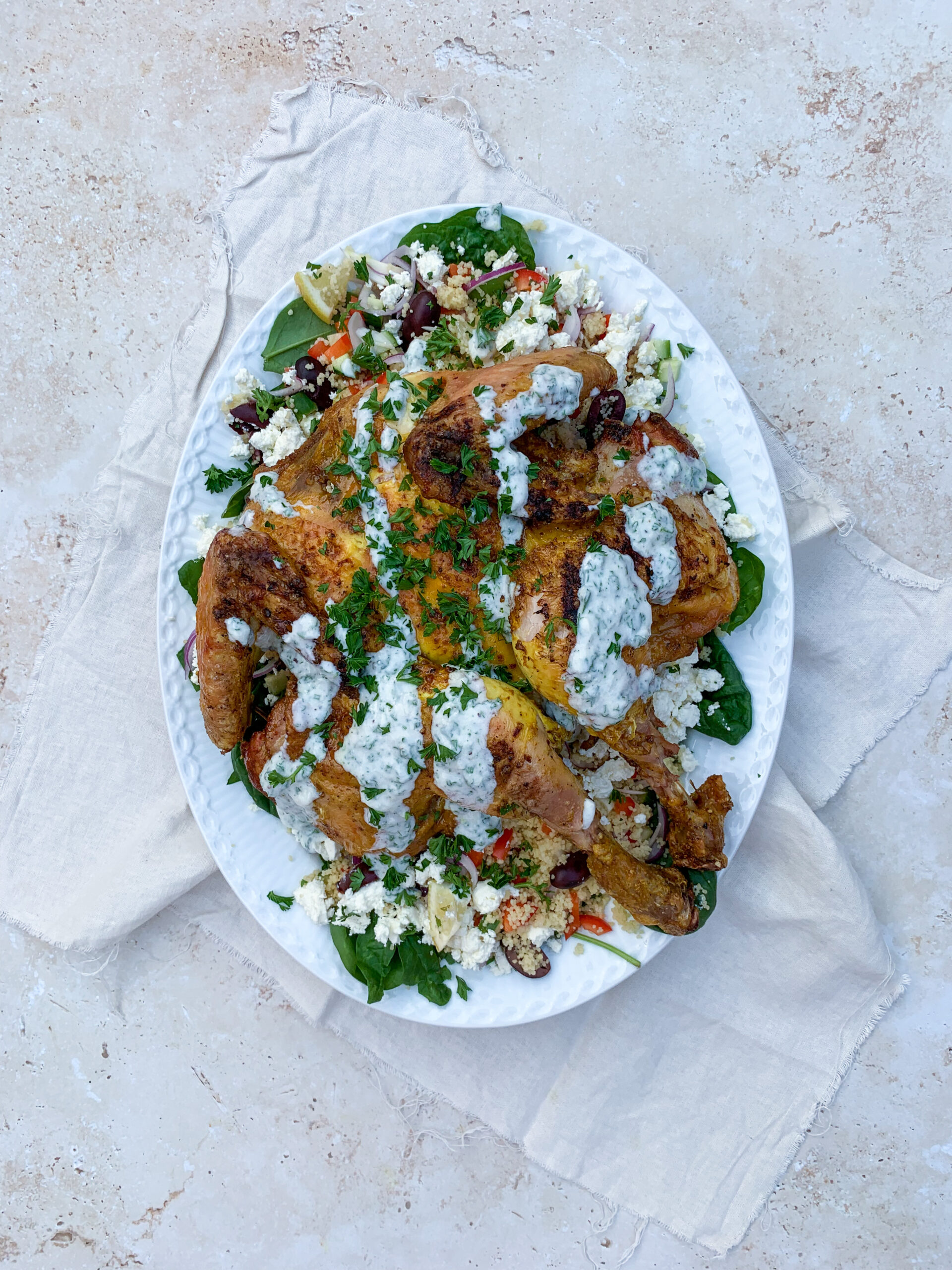 Marrokansk kylling med fyldig couscous-salat og hvidløgsdressing