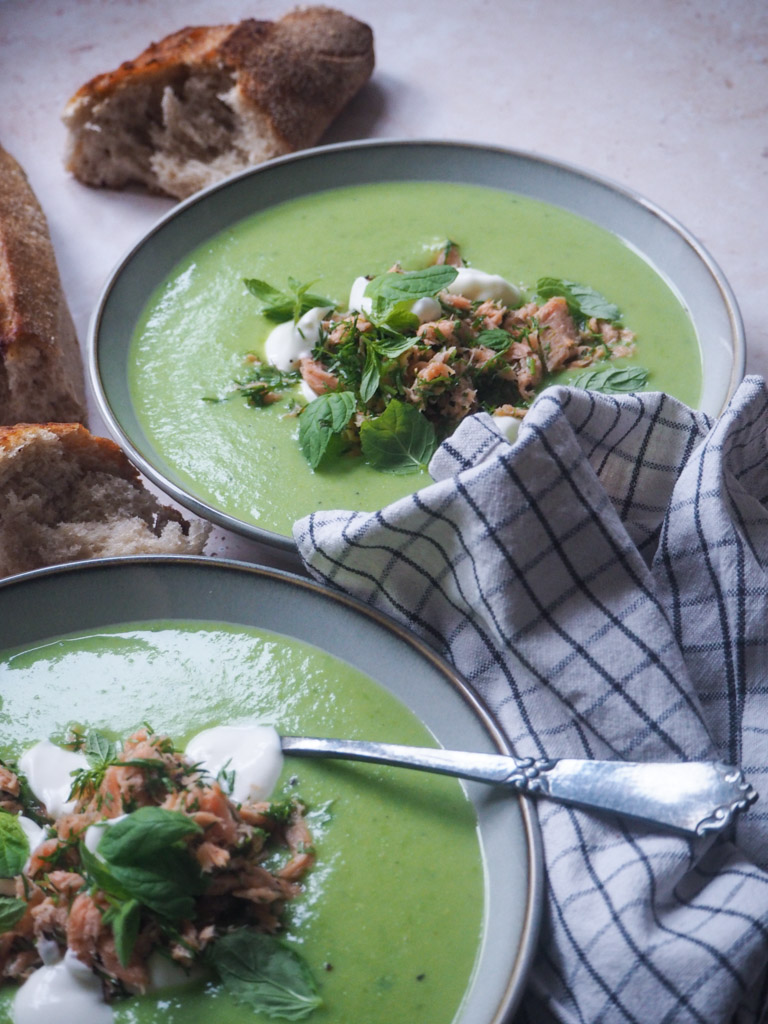 Cremet ærtesuppe med mynte, røget ørred og creme fraiche
