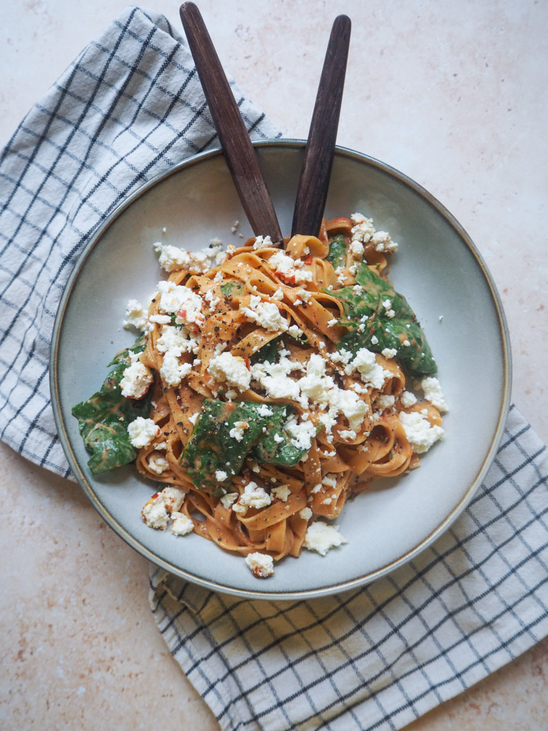 Spicy pasta med cremet peberfrugtsauce, spinat og gedeost
