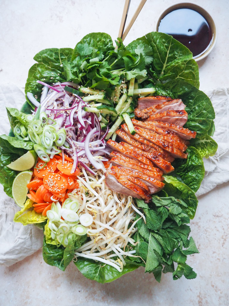 Asiatisk salat med and og dressing