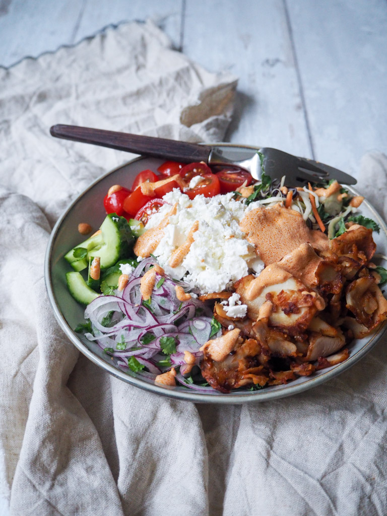 Kebabsalat med sprød salat, feta og spicy dressing