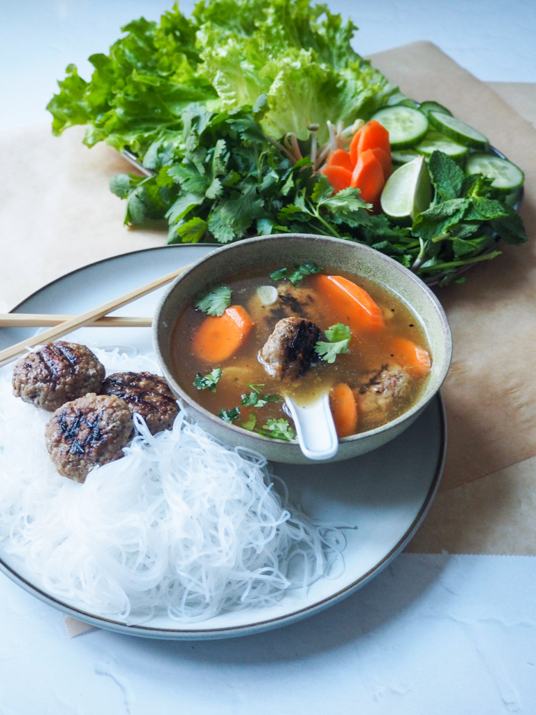 Bún chả - Grillede svinedeller med nudler, grønt og fantastisk dippingsauce