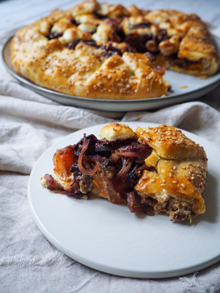 Galette med græskar, bacon, hvidløgscreme, karamelliserede rødløg og gedeost