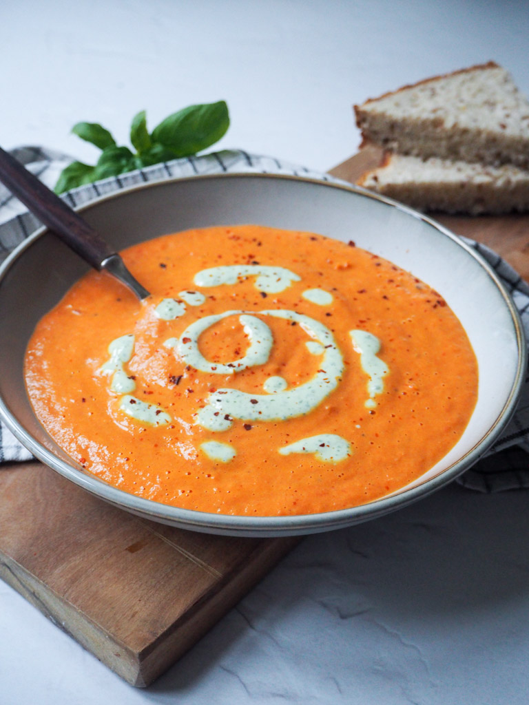 Cremet tomatsuppe i ovn med basilikum-fraiche