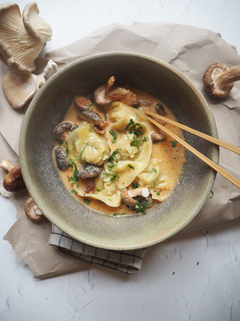 Rød karrysuppe med kyllinge-dumplings og svampe