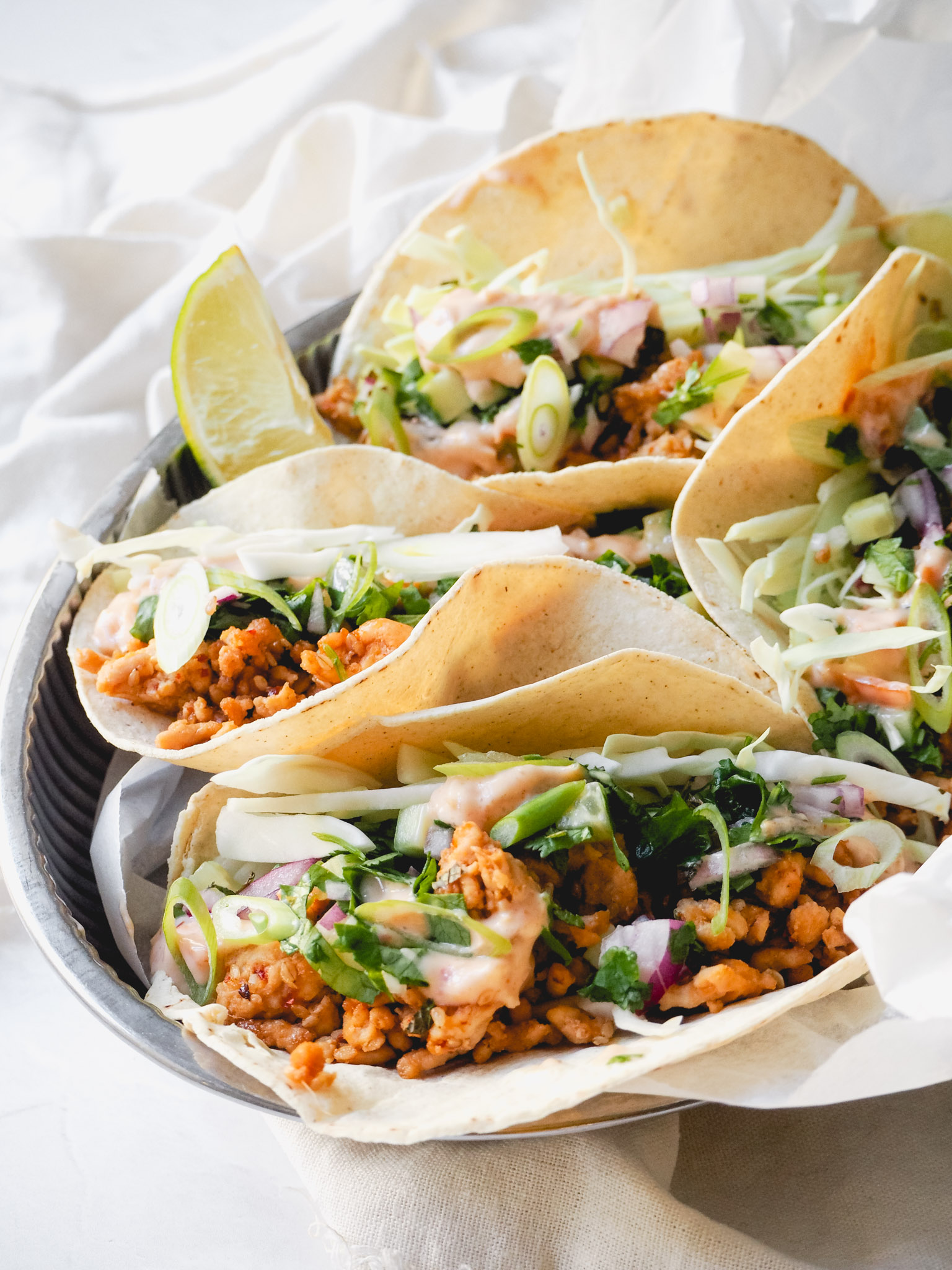 Snaskede koreanske tacos med karamelliseret kylling, kimchimayo og frisk salsa