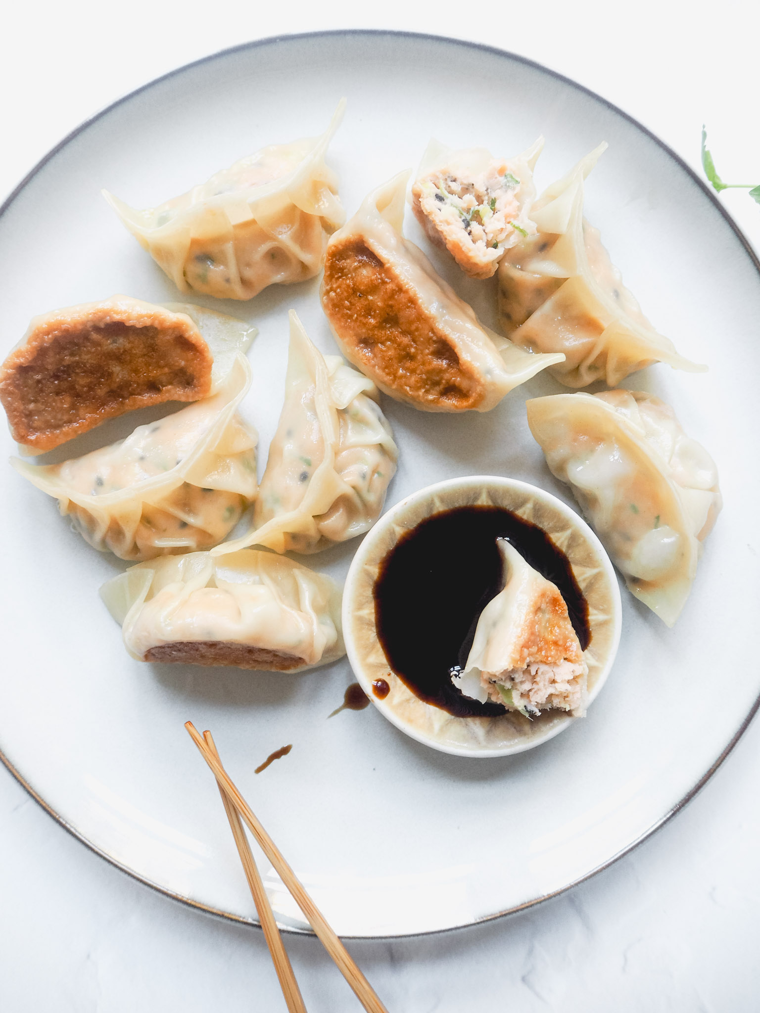 Gyoza med laks, ingefær, forårsløg og sesam