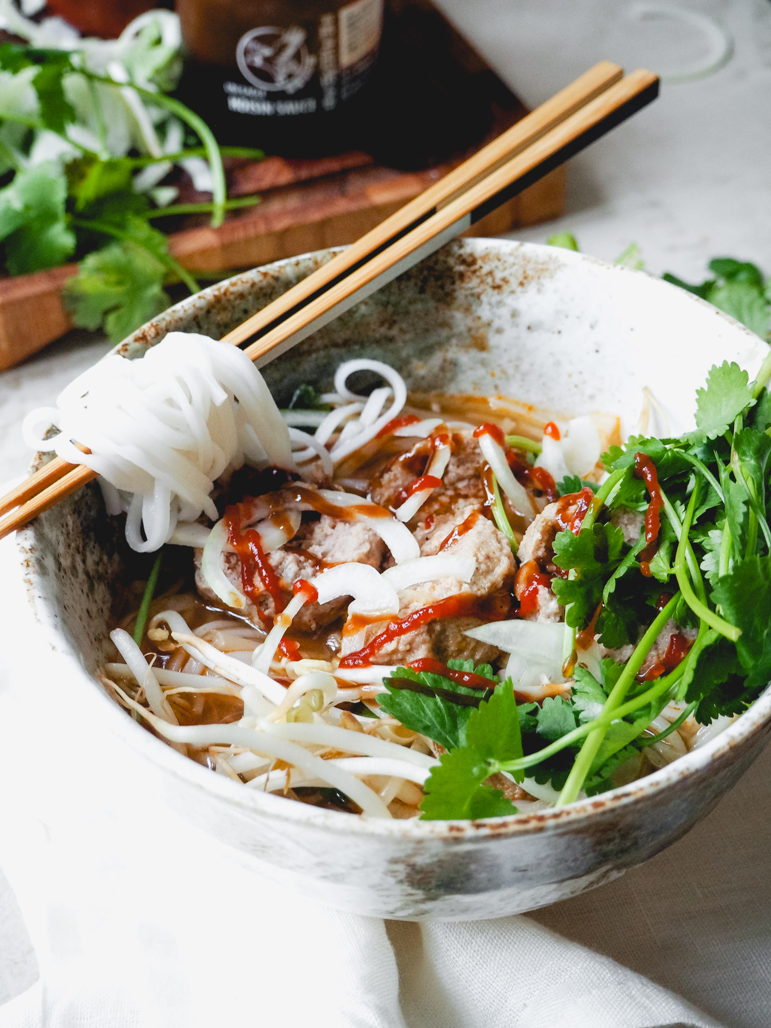 Lynhurtig Pho med fivespice-kødboller, nudler og grønt