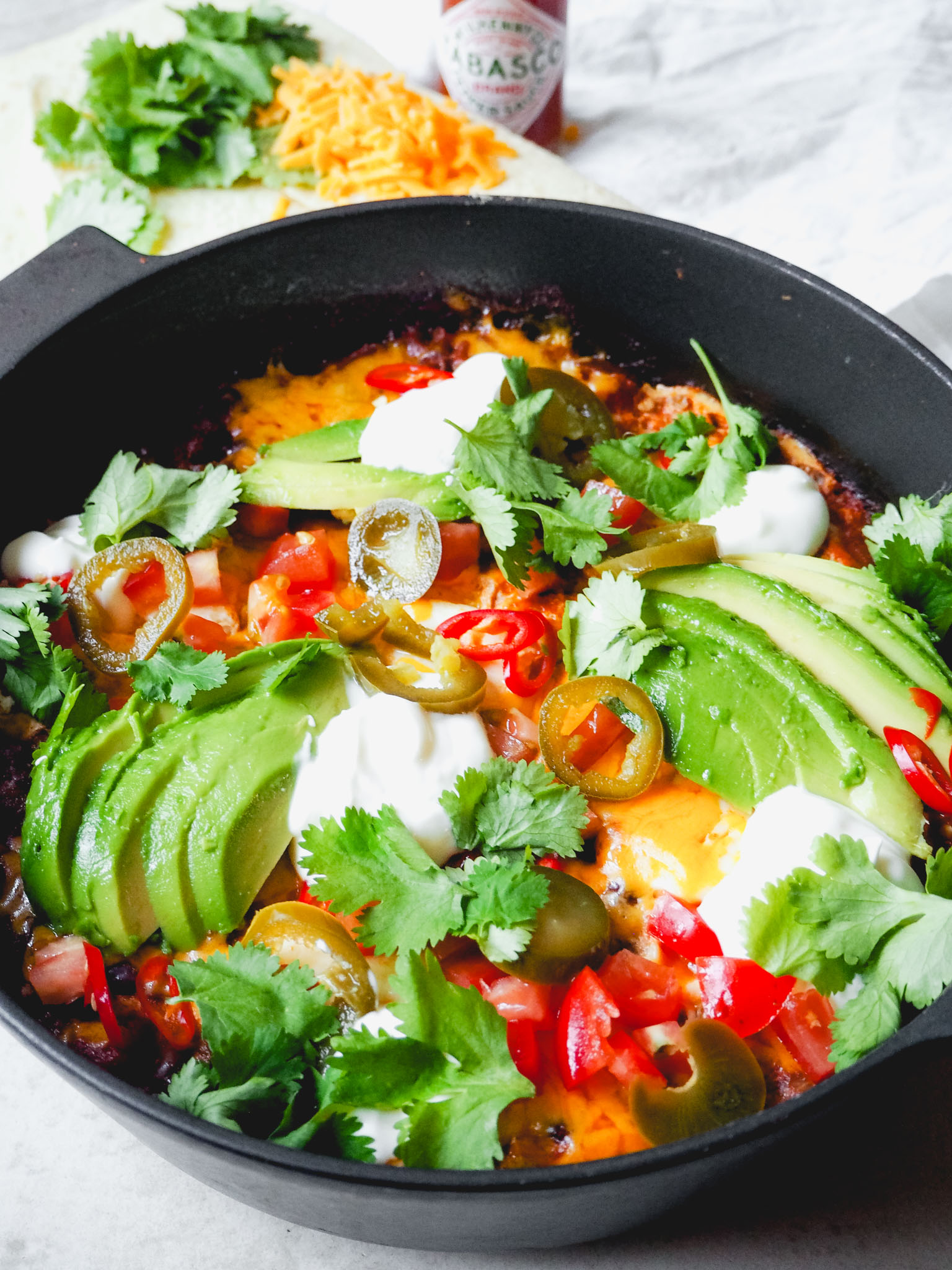 Huevos Rancheros med chipotle, sorte bønner og cheddar