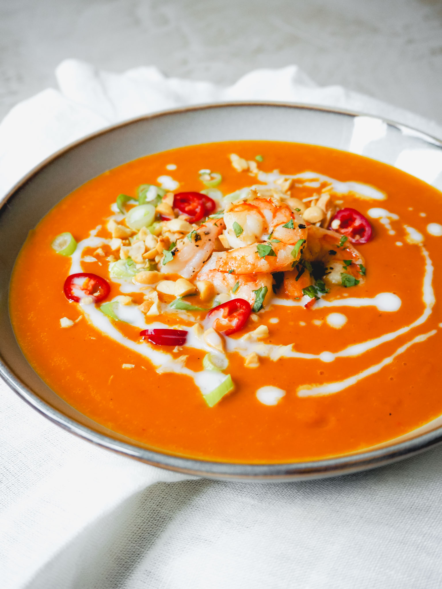 Spicy thai græskarsuppe med mynterejer, peanuts og kokosmælk