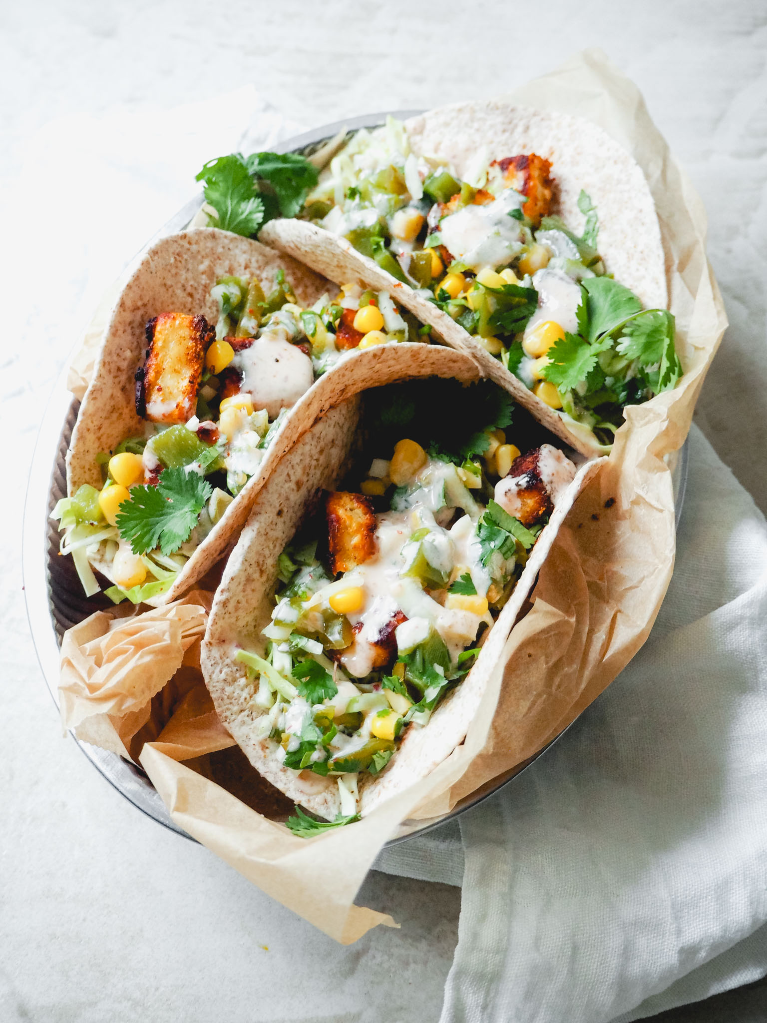 Dødlækre halloumitacos med peberfrugtsalsa og chipotledressing
