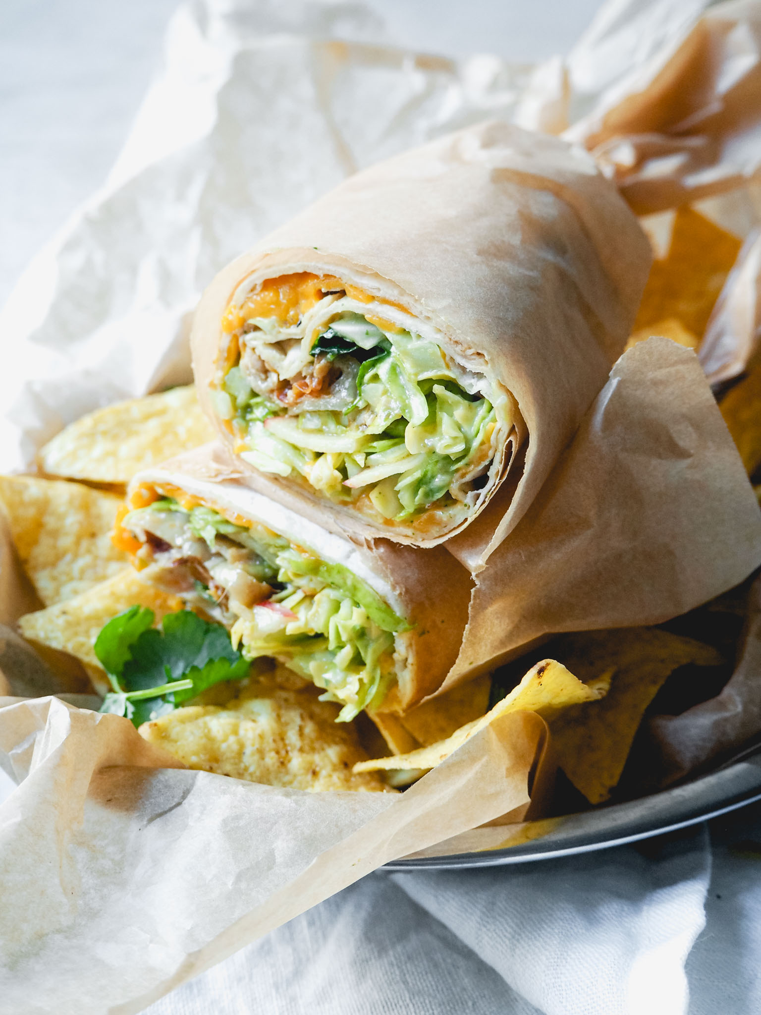 Snaskede Kyllingewraps med æble/spidskålssalat og avocadocreme