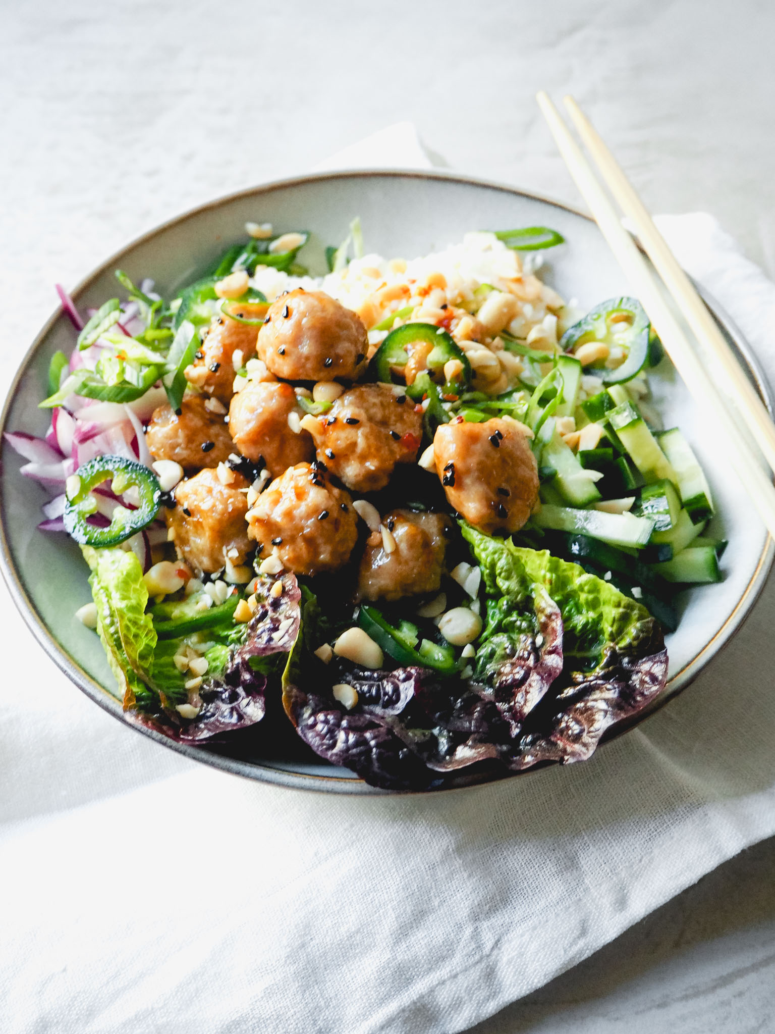 Sticky Teriyakikødboller med ris, grønt og skøn dipping sauce